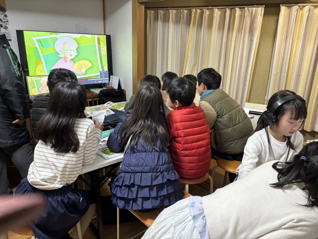 英語の映像を見ながら学ぶ子どもたち