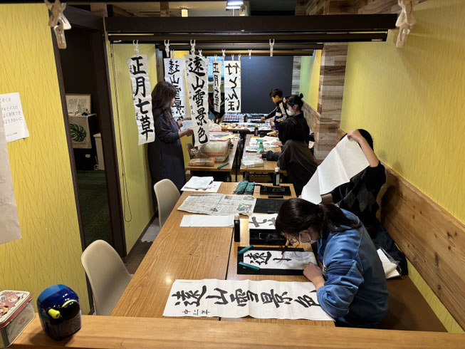 書道に取り組む子どもたち
